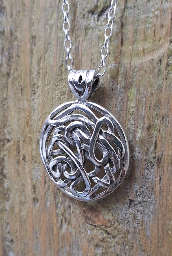 Screenshot Large Round Celtic Disc Pendant