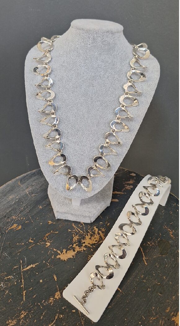 Heavy Oval Wave Necklace