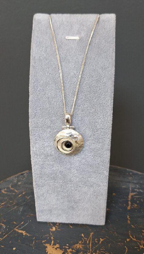 ZP618 Hammered Disc with Onyx Pendant