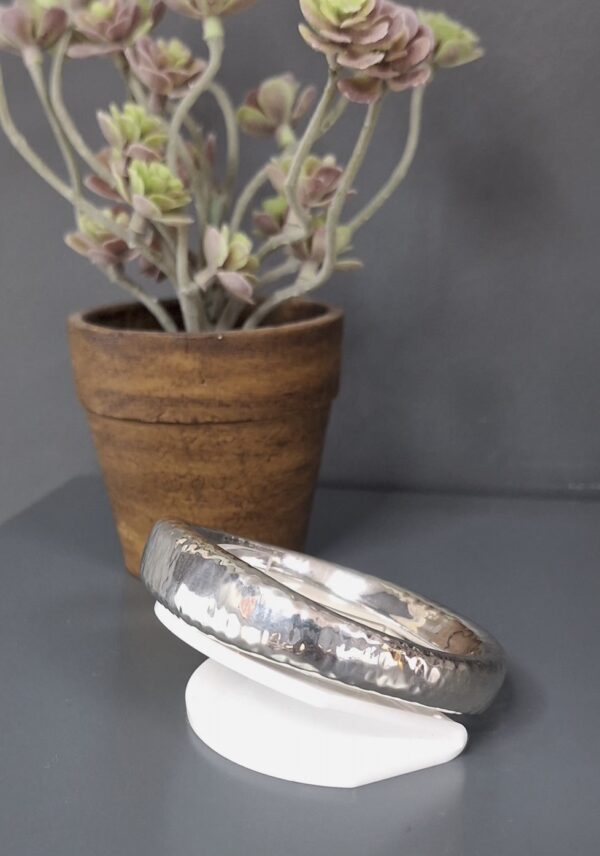 Screenshot Mega Hammered Oval Bangle